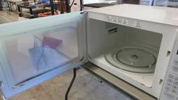 GE White Turntable Microwave