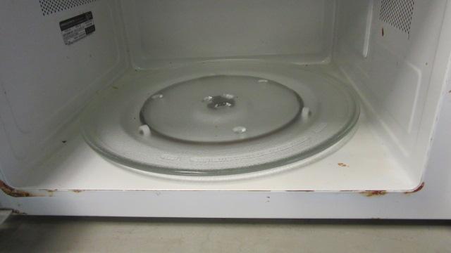 GE White Turntable Microwave
