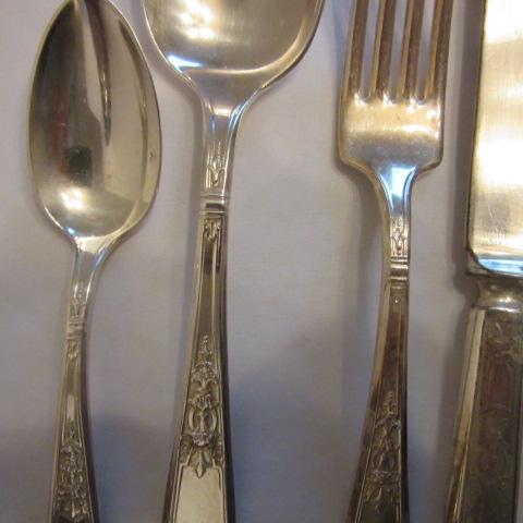 1847 Wm. Rogers Silverplated Flatware in Wood Silver Chest