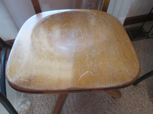 Old Oak Swiveling Desk Chair