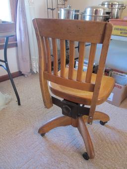 Old Oak Swiveling Desk Chair