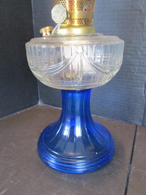 1990 Aladdin Lincoln Drape Oil Lamp with Clear Font and Saphire Post