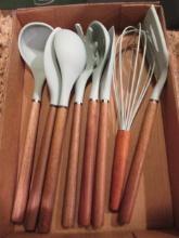 8 Piece Wood Handle Silicon Utensil Set