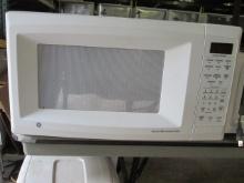 White GE Turntable Microwave Oven