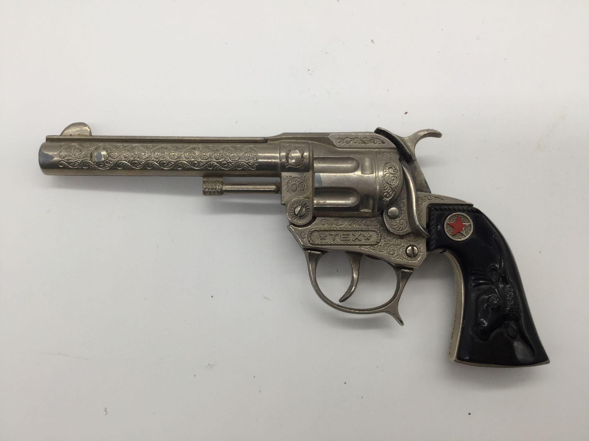 Pair of vintage Hubley Tex model revolver cap gun pistol w/ ornate designs and steer head handles