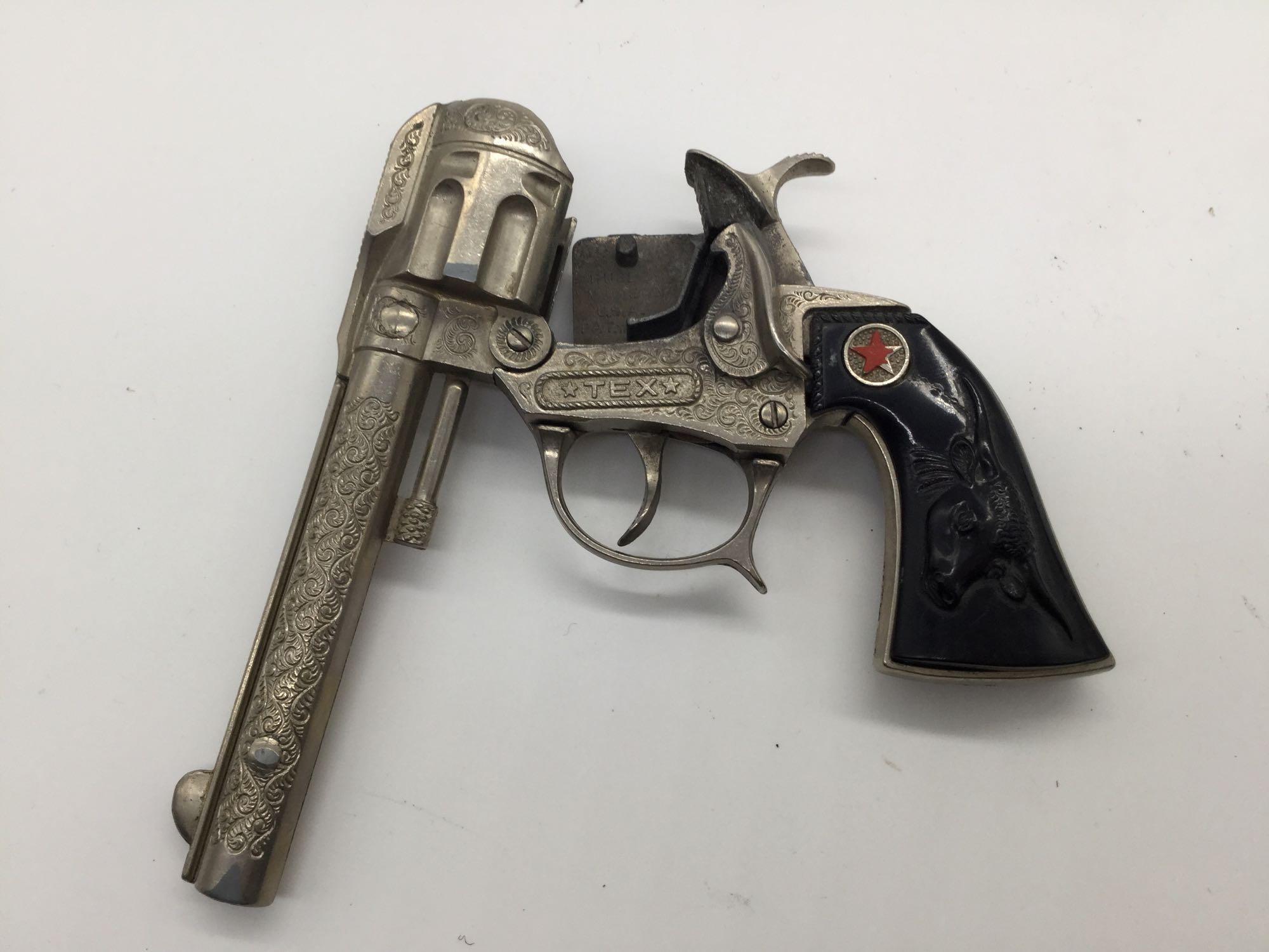 Pair of vintage Hubley Tex model revolver cap gun pistol w/ ornate designs and steer head handles