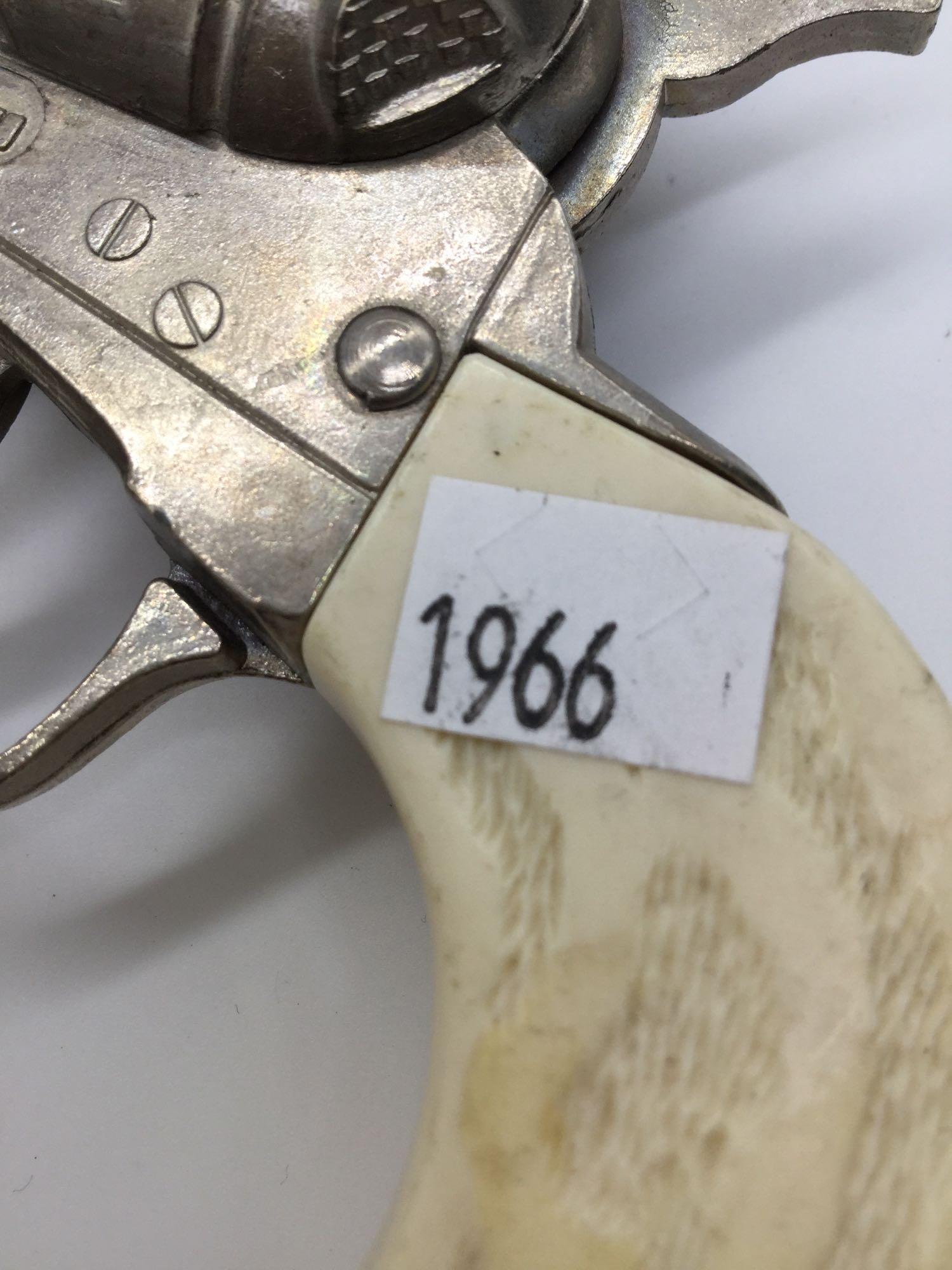 6 vintage Hubley metal cap gun pistol circa 40-60s - no model names, various designs - see desc as