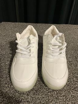 LDY women?s LED Siumlation white low shoes. USB connection inside, soles light up. No internal