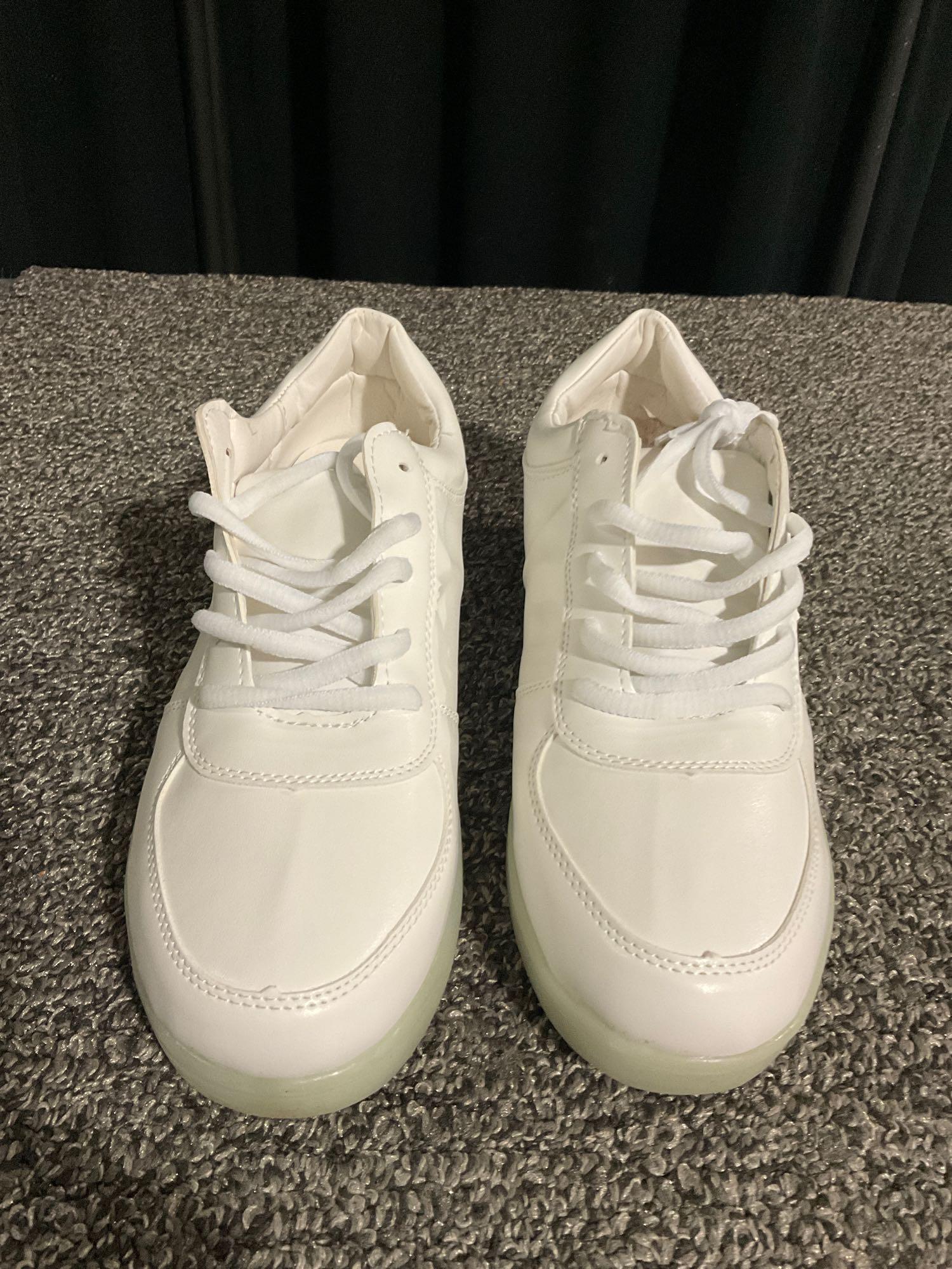 LDY women?s LED Siumlation white low shoes. USB connection inside, soles light up. No internal