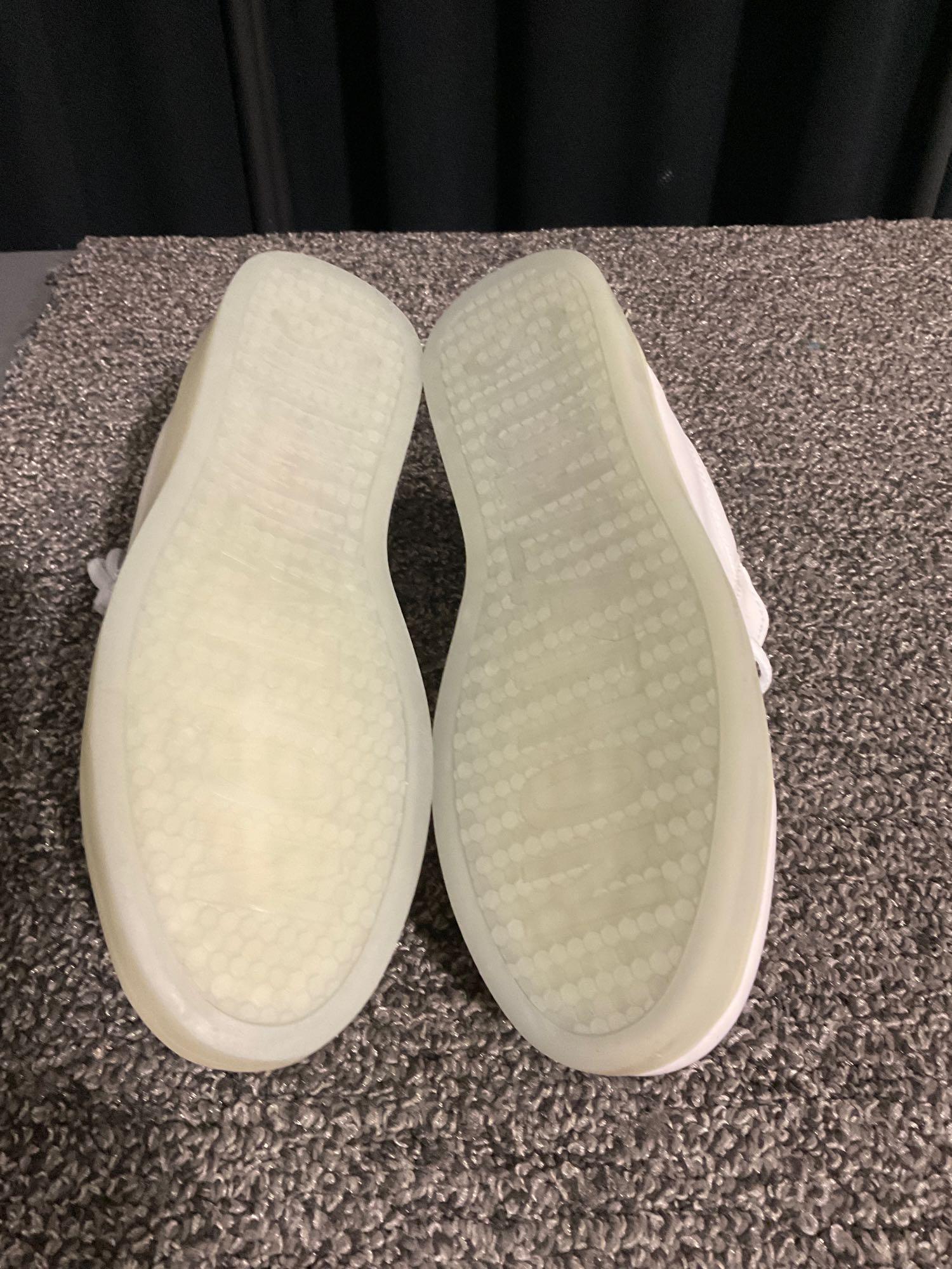 LDY women?s LED Siumlation white low shoes. USB connection inside, soles light up. No internal
