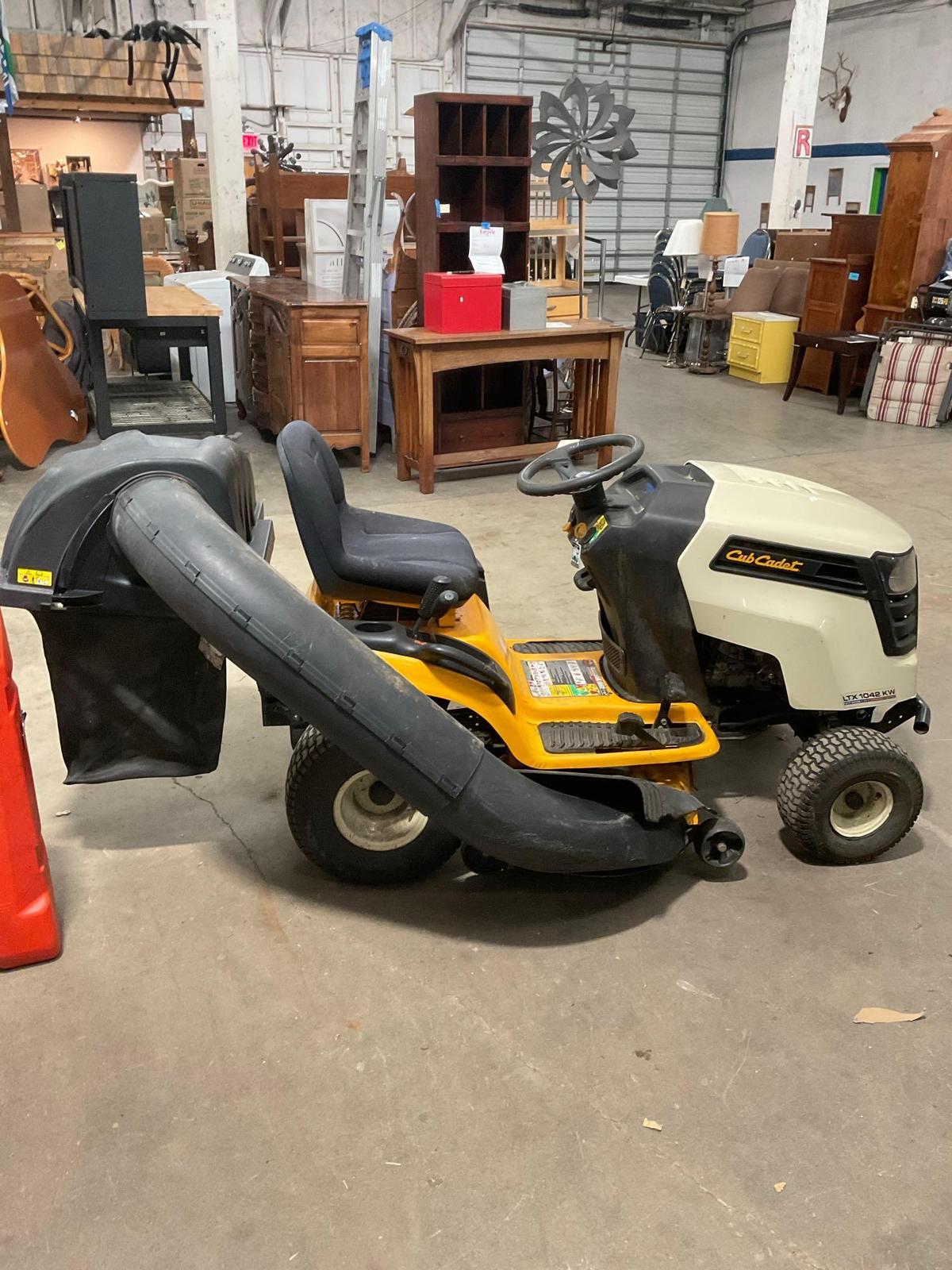 Cub Cadet LXT 1042 KW Riding Lawn Mower W/ Kawasaki FR600V 18 hp engine & bagger See description