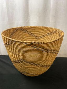 Vintage Native American Made Coiled Corn Woven Basket w/ Diagonal Pattern