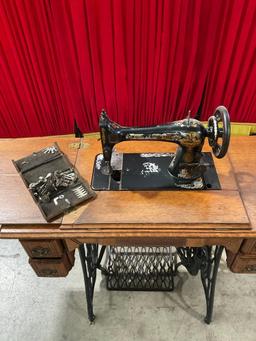 Antique Singer Sewing Machine in Wooden Cabinet w/ Treadle Wheel No. 14979552. See pics.