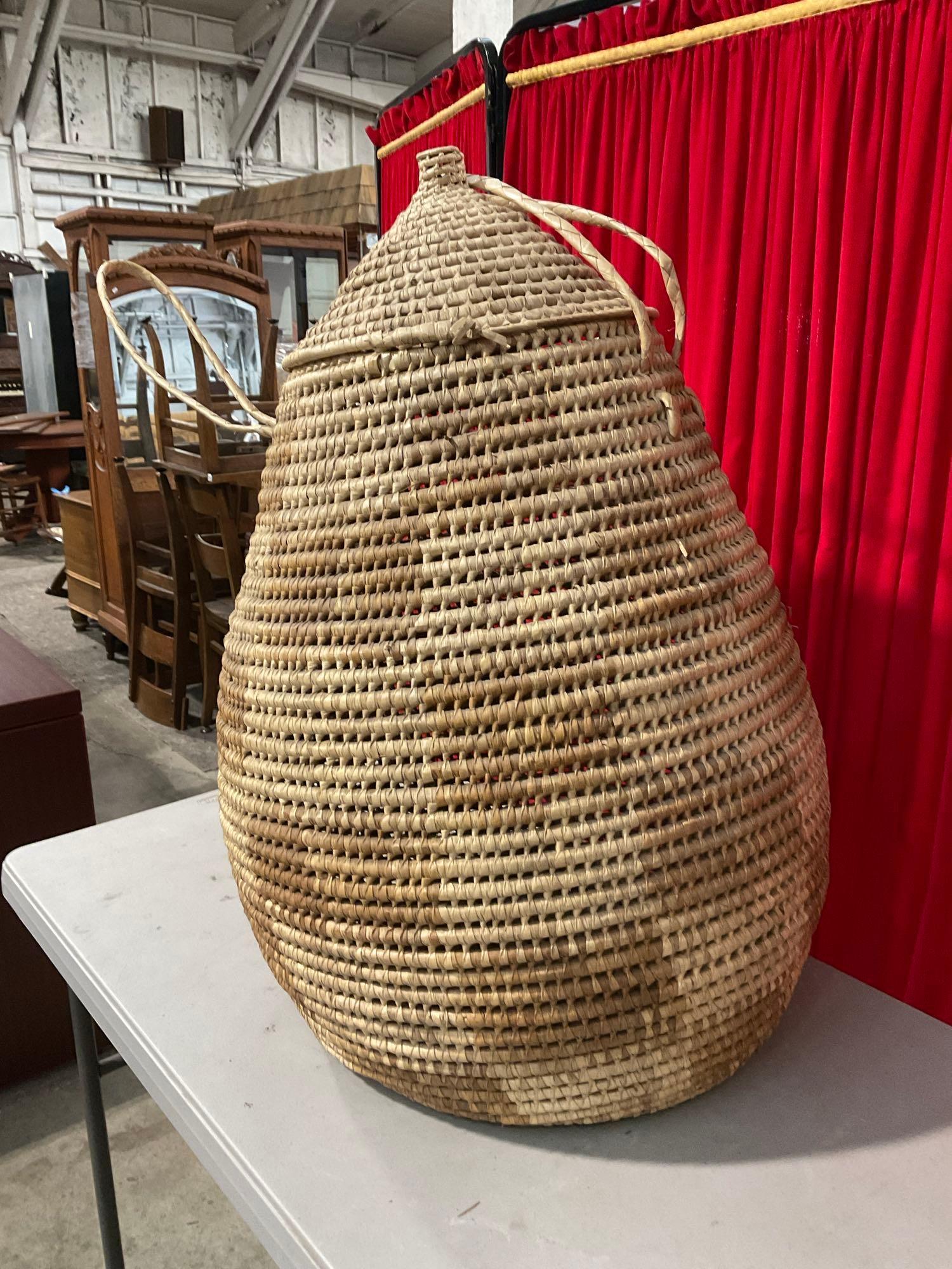 Vintage Woven Cream & Caramel Laundry Basket w/ Lid, Handles & Checkerboard Pattern. See pics.