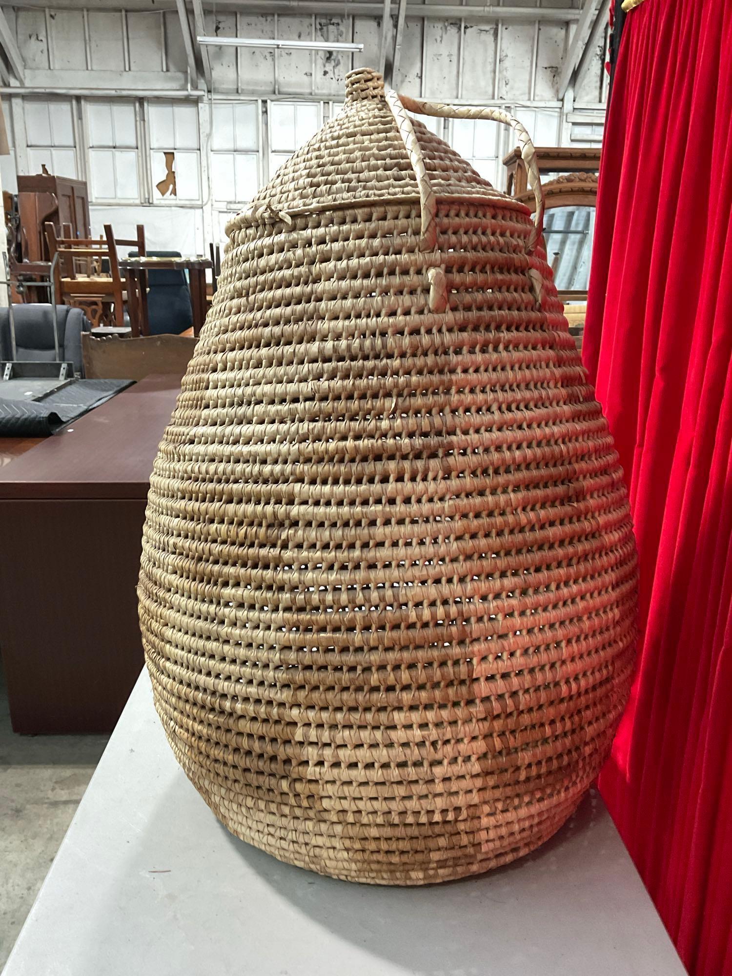 Vintage Woven Cream & Caramel Laundry Basket w/ Lid, Handles & Checkerboard Pattern. See pics.