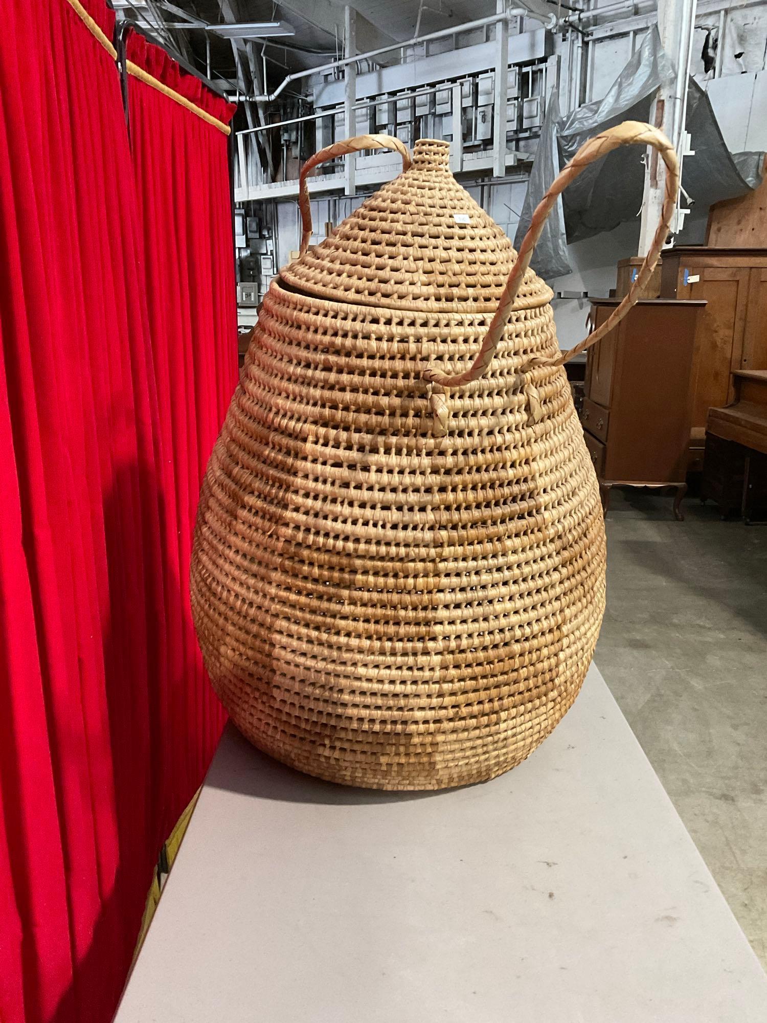 Vintage Woven Cream & Caramel Laundry Basket w/ Lid, Handles & Checkerboard Pattern. See pics.