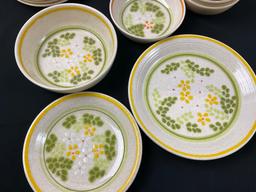 Franciscan Earthenware handpainted Honeydew pattern, 22 pieces, Bowls, Plates, cream & sugar