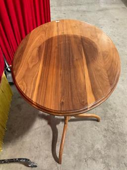 Vintage Maple Oval Plant Stand or Side Table. Stands 29" Tall. See pics.