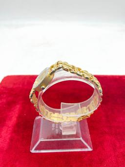 Women's Bulova 14k gold case and 14k band wristwatch w/16 diamonds, swiss quartz movt.