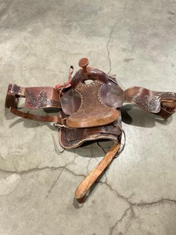 Gorgeous Mexican Made Vintage Engraved Leather Saddle w/ Wool Bottom - See pics