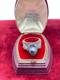 Fabulous 13.23g 14k white gold ring with large black pearl and diamond setting - approx 50+ diamo...