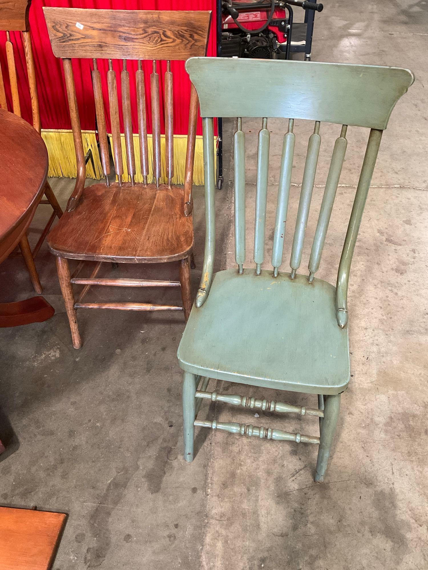 Vintage Wheeled Extending Wooden Dining Table w/ 3 Leaves & 5 pcs Spindle Back Chairs. See pics.