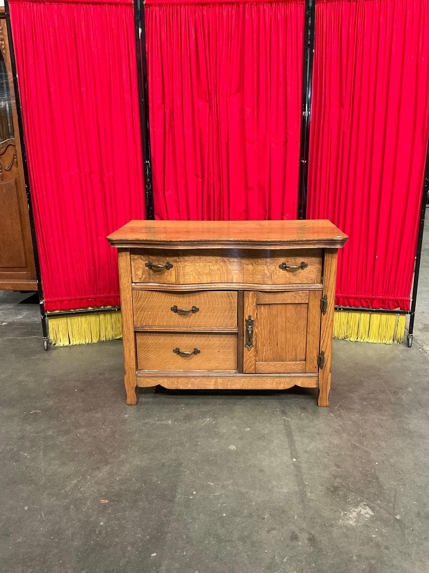 Antique Tiger Oak Commode w/ 3 Drawers & Cupboard. Brass Drawer Pulls. Beautiful Grain. See pics.