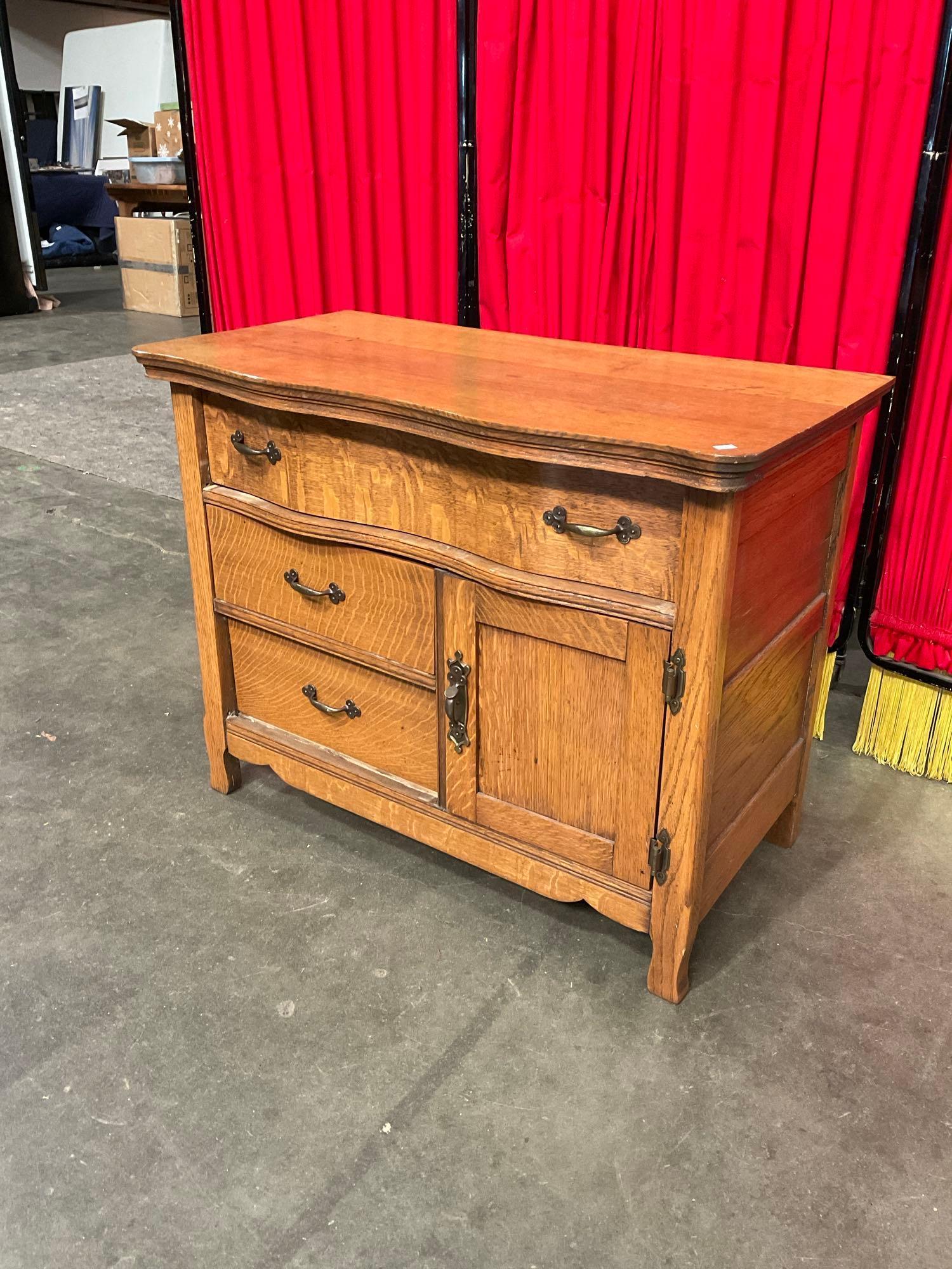 Antique Tiger Oak Commode w/ 3 Drawers & Cupboard. Brass Drawer Pulls. Beautiful Grain. See pics.