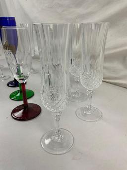 16 pcs Vintage Wine Glass Assortment. 9 Crystal Champagne Flutes, 7 Souvenir Glasses. See pics.