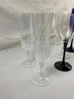 16 pcs Vintage Wine Glass Assortment. 9 Crystal Champagne Flutes, 7 Souvenir Glasses. See pics.