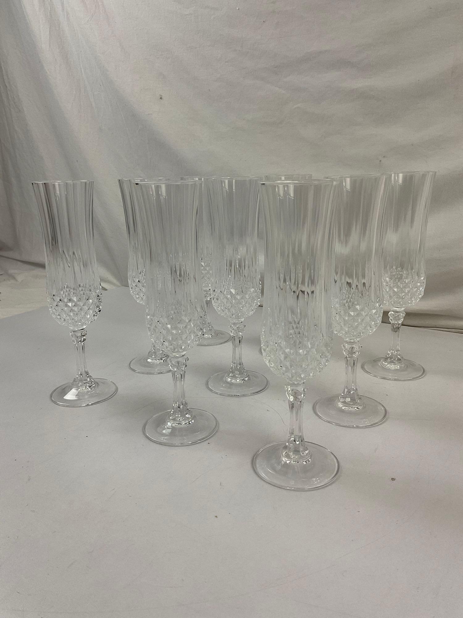 16 pcs Vintage Wine Glass Assortment. 9 Crystal Champagne Flutes, 7 Souvenir Glasses. See pics.