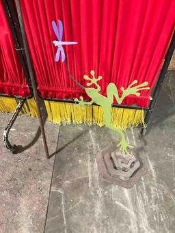 2 pcs Garden Art Decor Pieces. Vintage Glass Rod & Metal Frog. Excellent Condition. See pics.