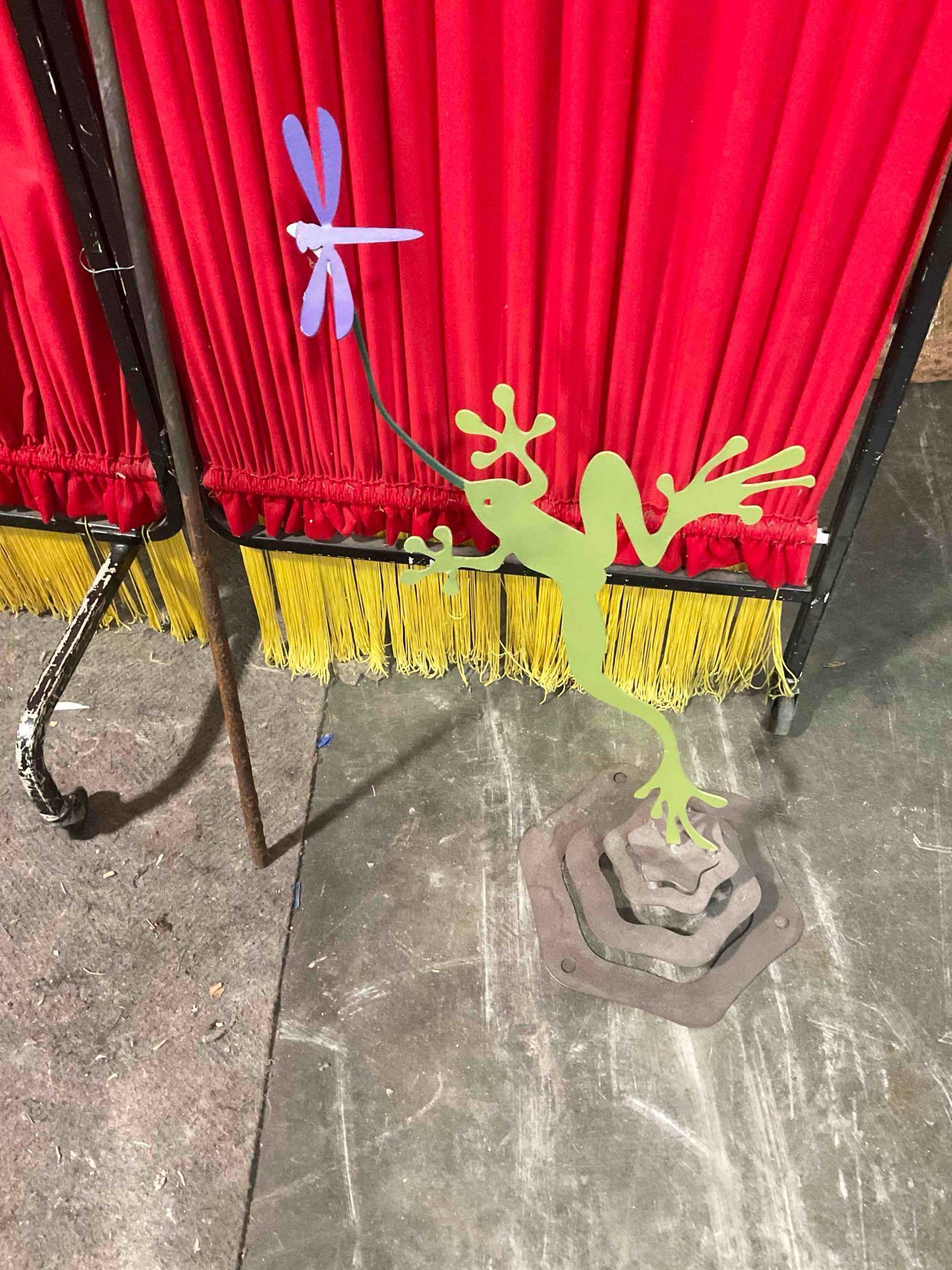 2 pcs Garden Art Decor Pieces. Vintage Glass Rod & Metal Frog. Excellent Condition. See pics.