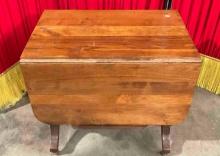 Beautiful Vintage Oak Drop Leaf Coffee Table w/ Drawer & Casters. Very Good Condition. See pics.