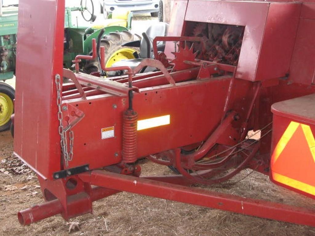 New Holland #570 Bailer