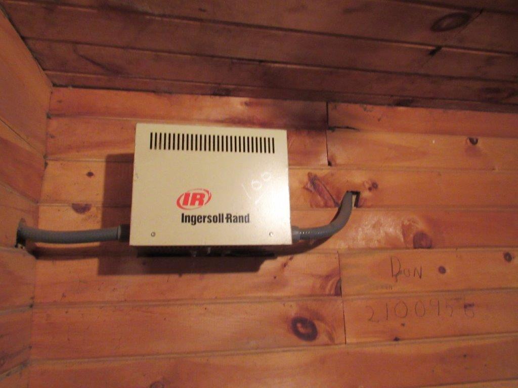 (NICE CONDITION) INGERSOLL RAND MDL IRN60H-CC SCREW TYPE AIR COMPRESSOR (INCLUDES DUCT WORK INTO SAW