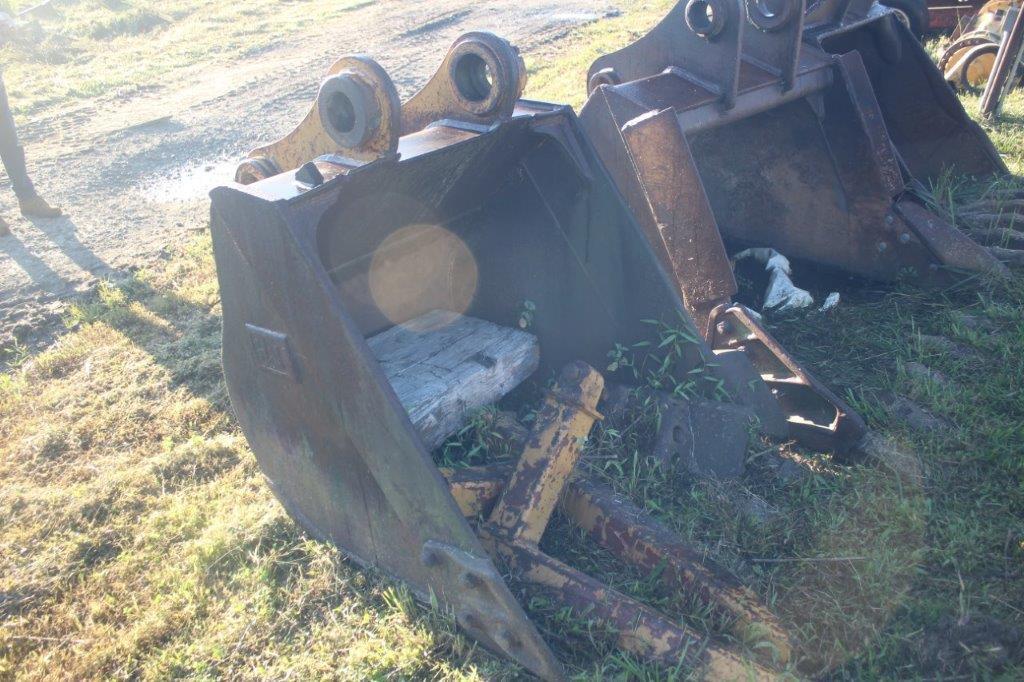 CAT 43in Excavator Bucket