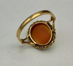 18kt (750) Cameo Shell Ring - Size 4½ (2.7g Total Weight)