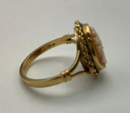 18kt (750) Cameo Shell Ring - Size 4½ (2.7g Total Weight)