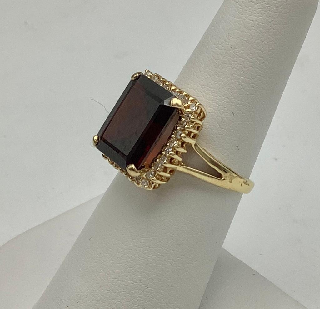 14kt Garnet & Diamond Ring - Size 7 (4.8g Total Weight)