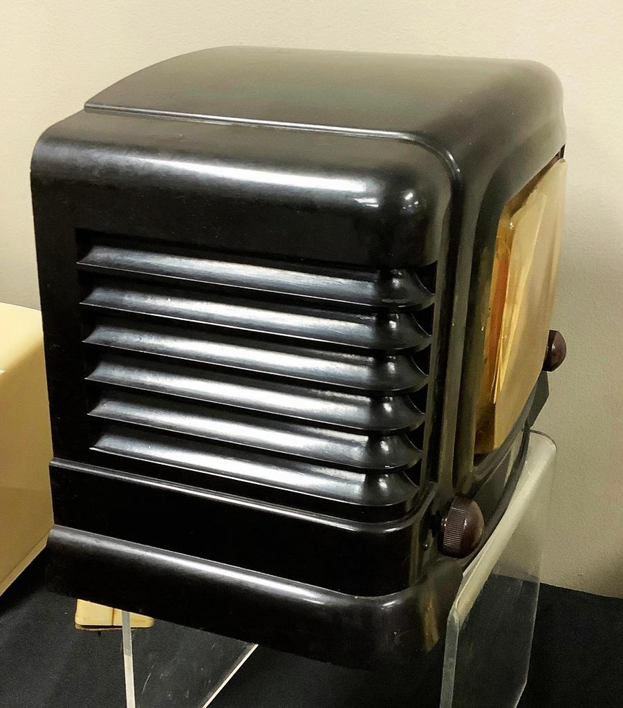 Truetone 1941 Radio - Bakelite Case, Model D1016, No Cord, 9½"x6"x7"