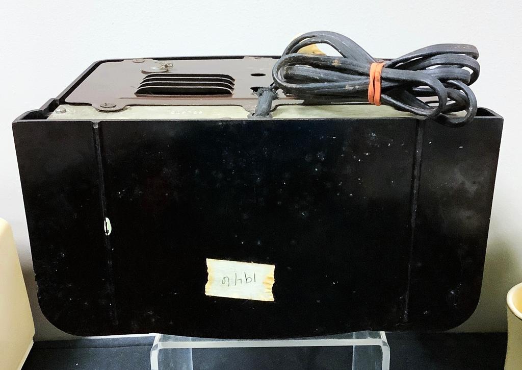 Truetone 1941 Radio - Bakelite Case, Model D1016, No Cord, 9½"x6"x7"