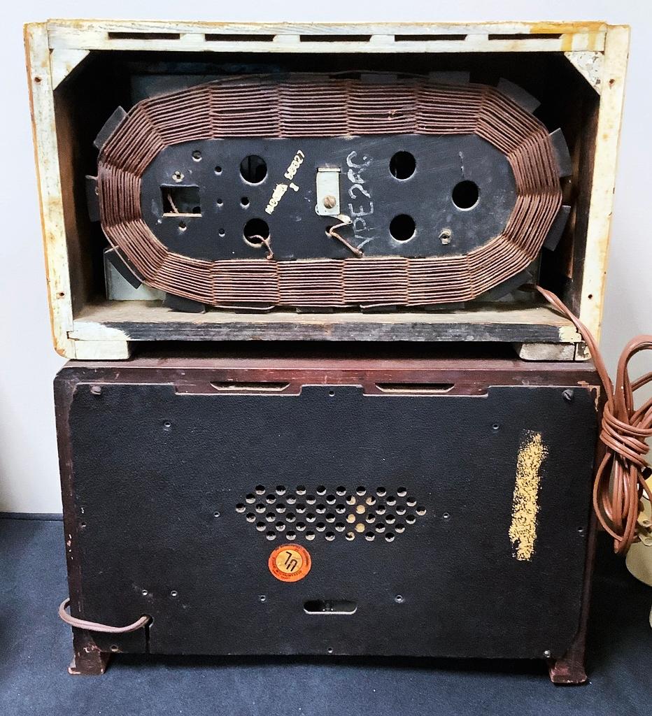 Zenith 1946 Tube Radio - Wood Case, 13"x6"x7½", Hums When Plugged In;     F