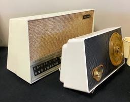 Silvertone 1960-1961 Sears Radio - Model 1028, 14"x4½"x7¾";     RCA Victor