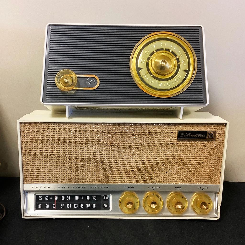 Silvertone 1960-1961 Sears Radio - Model 1028, 14"x4½"x7¾";     RCA Victor
