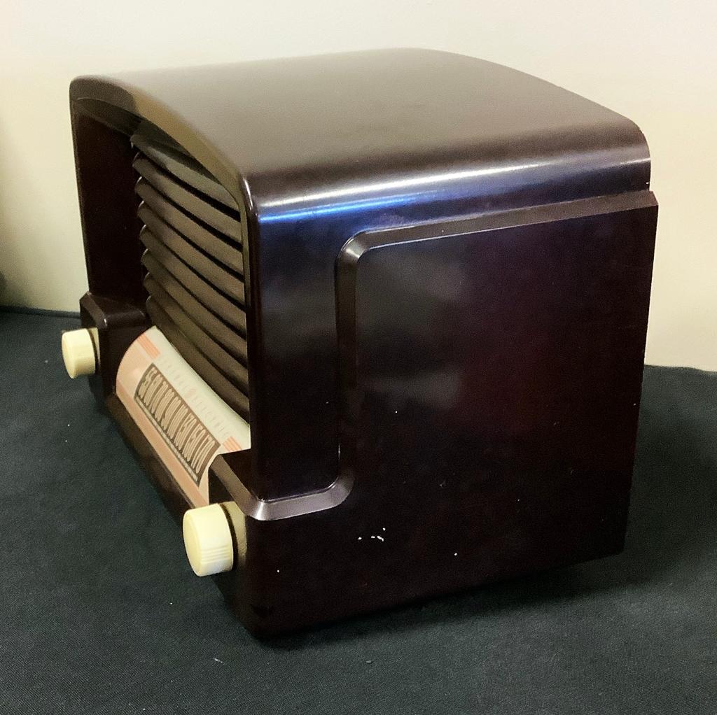 General Electric Tube Radio - Bakelite Case, 12"x7"x8", Hums When Plugged I