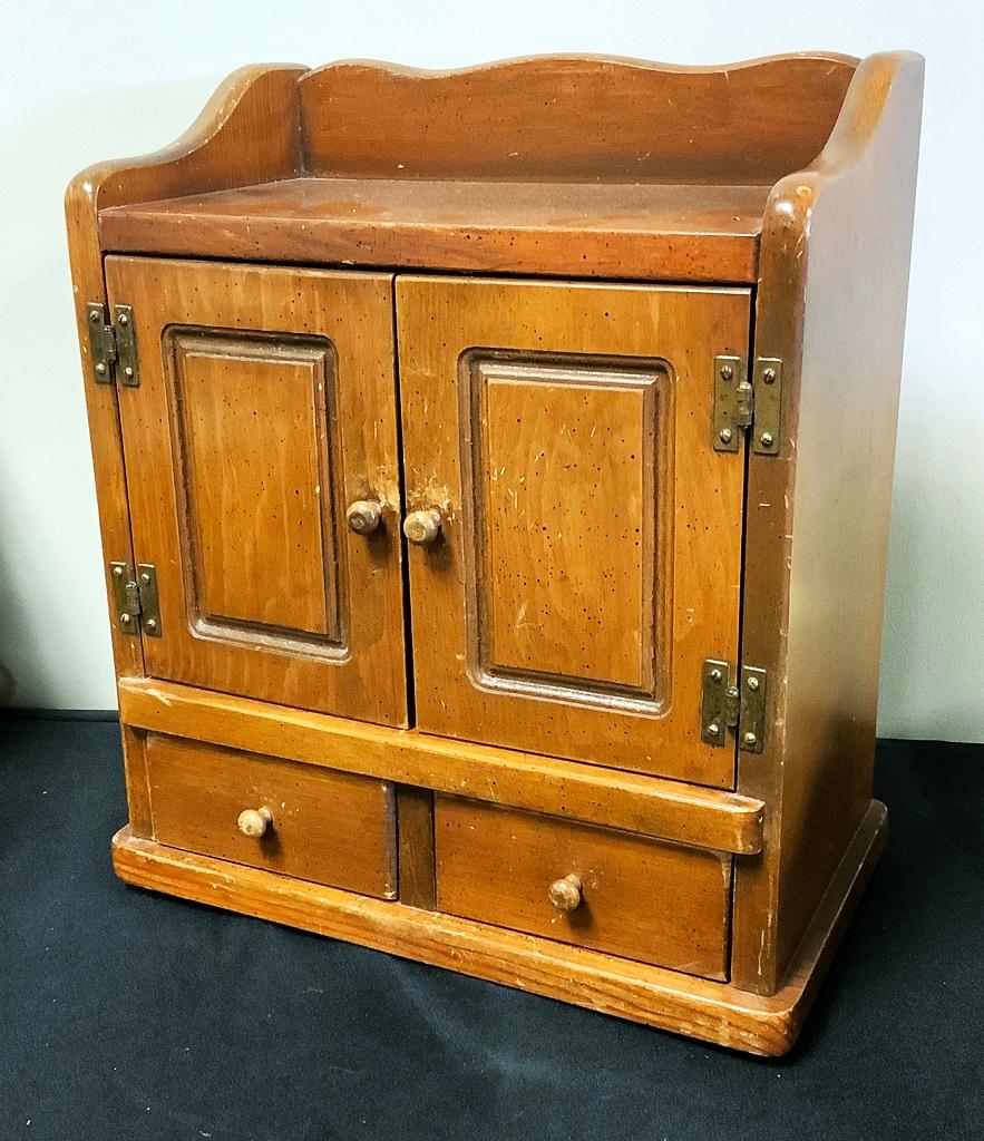 Gund 1956 Spice Chest Radio - Model 484, 11½"x7"x13½", Working