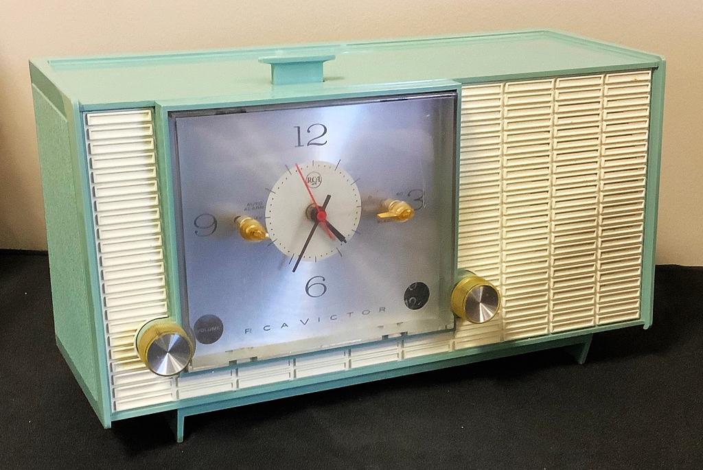 RCA Victor 1964 Radio - Model 4R040, 12½"x5½"x7", Working