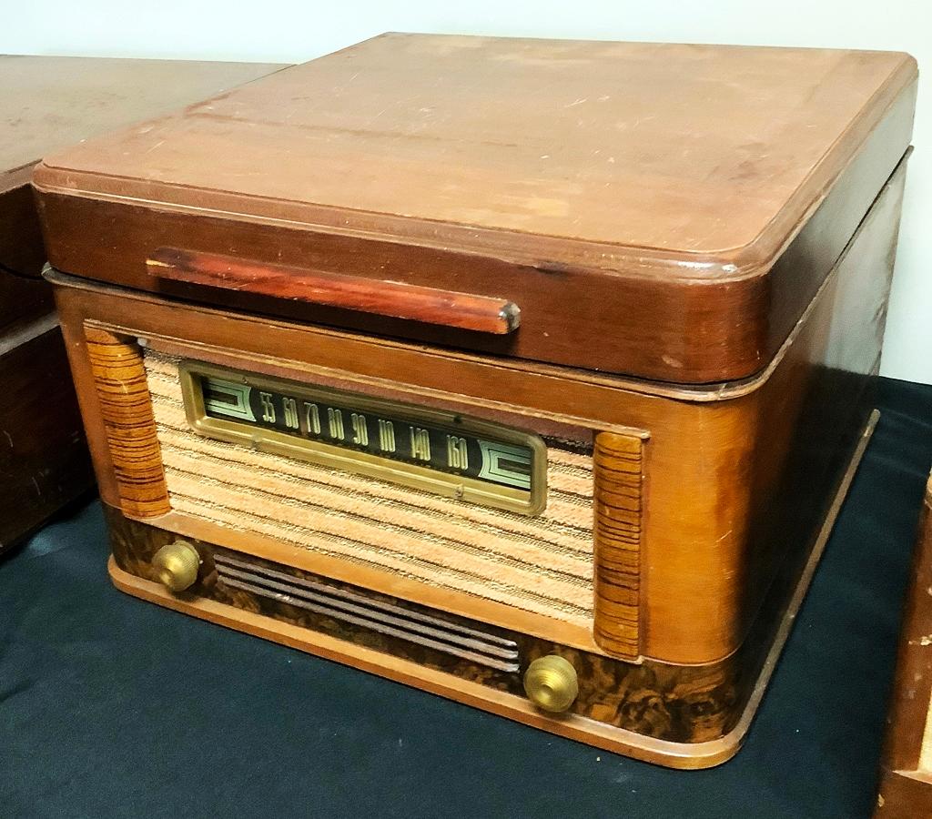 1946 Am Radio Phonograph - Model 55FII, 18"x17"x11½", Phono Working