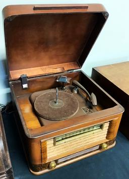 1946 Am Radio Phonograph - Model 55FII, 18"x17"x11½", Phono Working